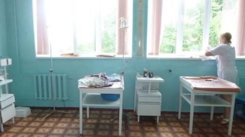 Полицейские разыскивают женщину, которая бросила новорожденную девочку на подоконнике