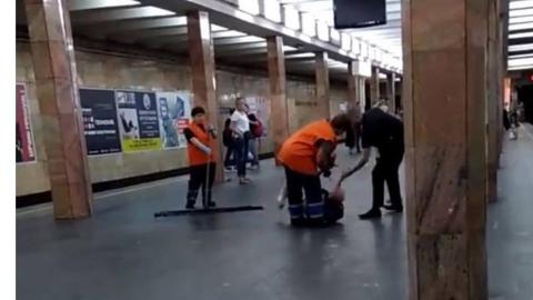 По факту избиения полицейским пассажира метро в Киеве прокуратура начала расследование