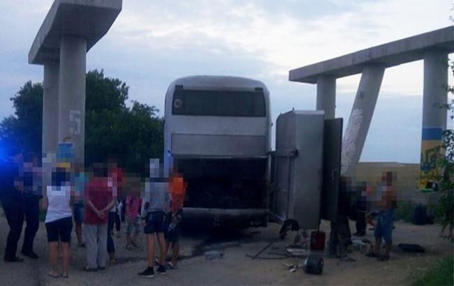 На трассе Киев-Одесса загорелся экскурсионный автобус с детьми