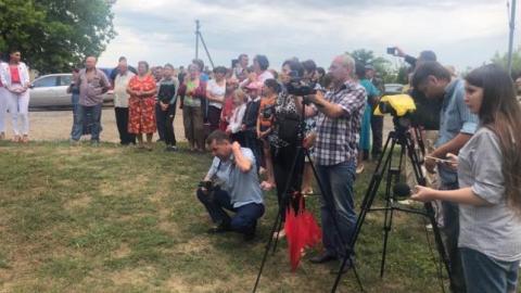 "Жлобстайл": фото с чиновником в Харьковской области возмутило сеть (фото)