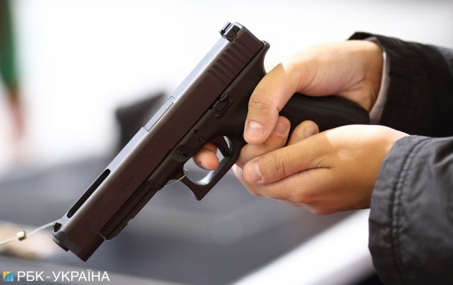 Во Львове "мамкин гангстер" с пистолетом возле школы напал на учеников: требовал деньги