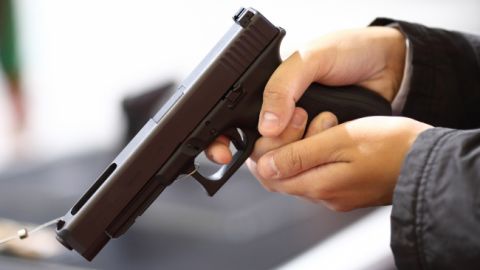 Під Києвом чоловік сім разів вистрілив в людину і втік: усі подробиці