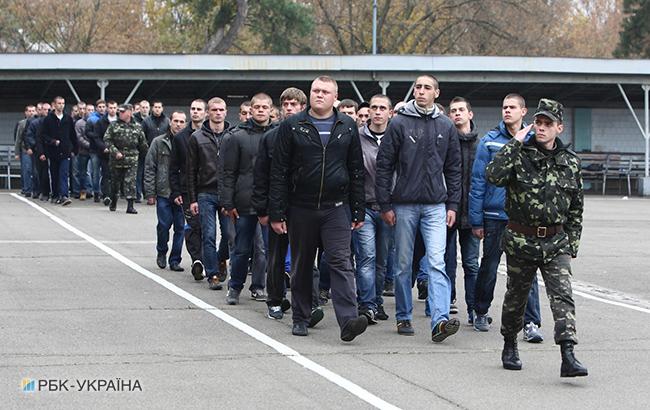 В Україні стартував весняний призов: в Харкові відбулися урочисті проводи (фото)