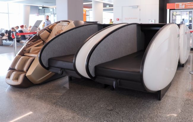 У варшавському аеропорту встановили капсули для сну: скільки коштує відпочинок