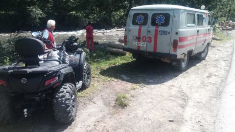 У Карпатах групі туристів стало погано, трьох дітей госпіталізували