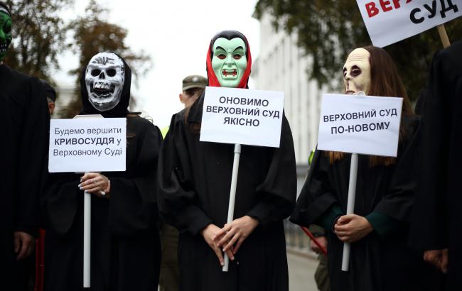 В Киеве прошел "Марш нечисти в мантиях" (фоторепортаж)