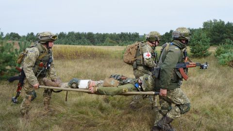 На Донбасі під час ворожого обстрілу постраждав військовий