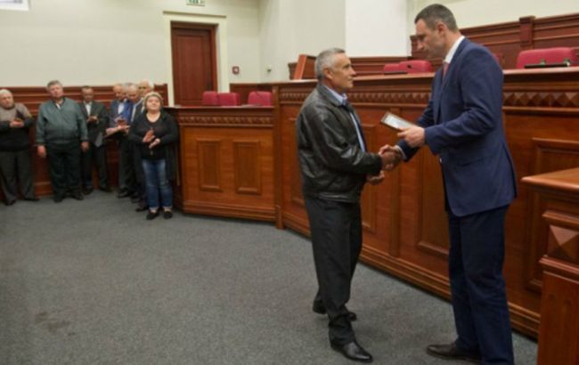 Кличко вручив сертифікати на квартири 10 чорнобильцям