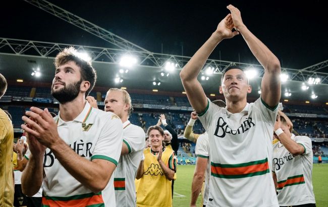 Рубашка вместо футболки. Итальянский клуб красиво почтил визитку легендарного города