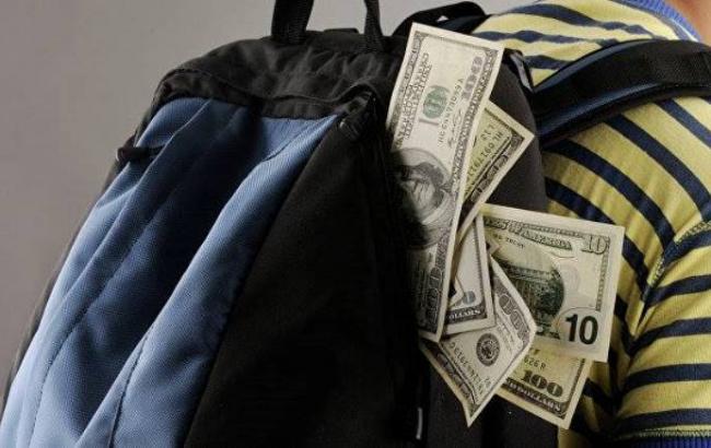 Задержали грабителей, которые отобрали у киевлянина рюкзак с 840 тыс. гривен