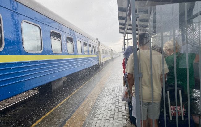 Перон заливав дощ та град. Укрзалізниця знову потрапила у скандал