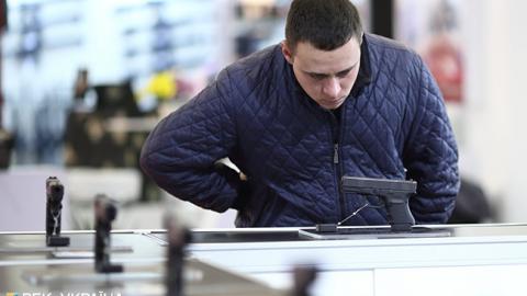 Стій, стрілятимуть: чому українці масово купують зброю