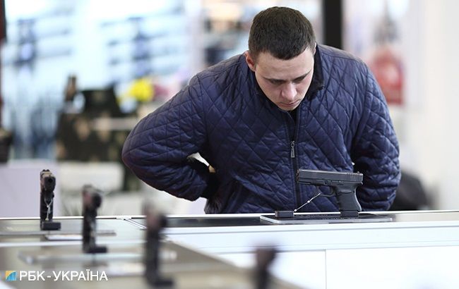 Стій, стрілятимуть: чому українці масово купують зброю