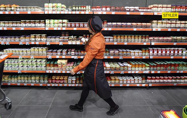 "Удар нижче пояса": в київському супермаркеті виявили "Великодній привіт" від "руского міра"