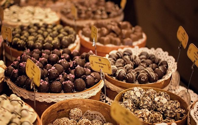 Росія у відповідь на санкції хоче заборонити ввезення квітів і шоколаду з ЄС