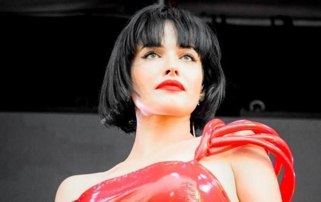 Соблазнительная Даша Астафьева в плаще засветила бесконечные ноги