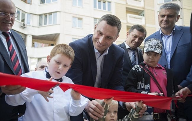 Кличко принял участие в открытии центра админуслуг на киевском Лесном массиве