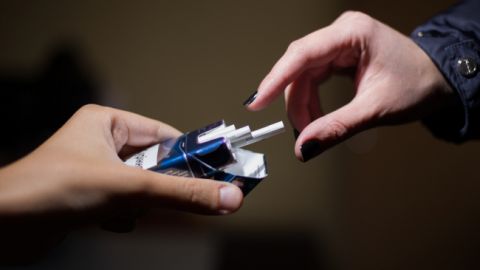 Госстат назвал долю алкоголя, сигарет и наркотиков в расходах украинцев