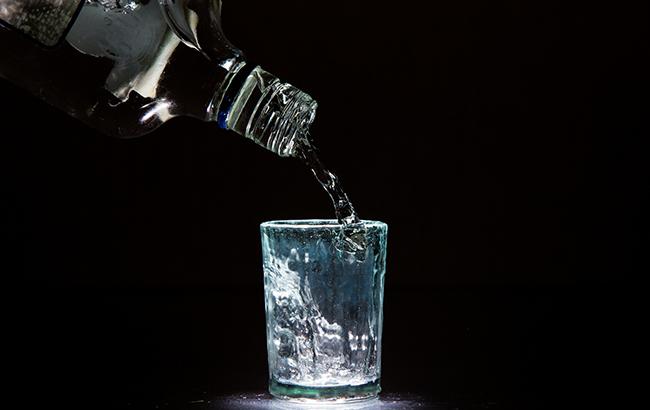 Батьки лежали п'яні: у Вінницькій області хрещений напоїв дітей горілкою