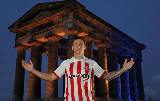 Украинский форвард стал героем сессии у древнегреческого храма: величественные фото из Англии