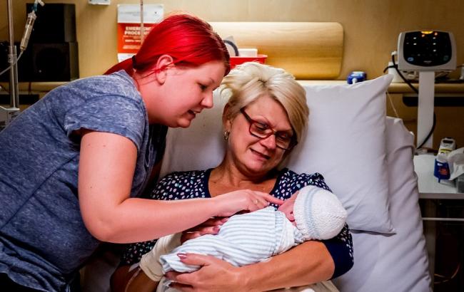 46-летняя австралийка родила собственного внука и готова ко второму