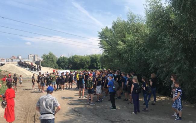 На Осокорках в Киеве на акции против застройки произошли стычки с полицией