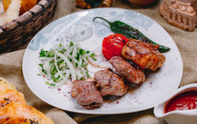 Сочное жареное мясо - идеальный вариант для летнего ужина: будет таять во рту