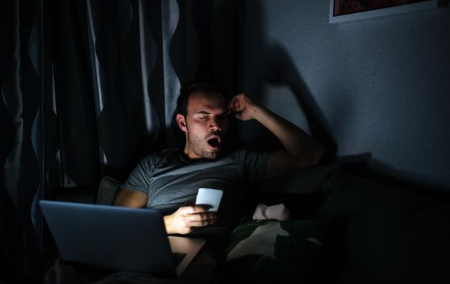 Експерти пояснили, чи можна насправді засинати із ввімкненим телевізором