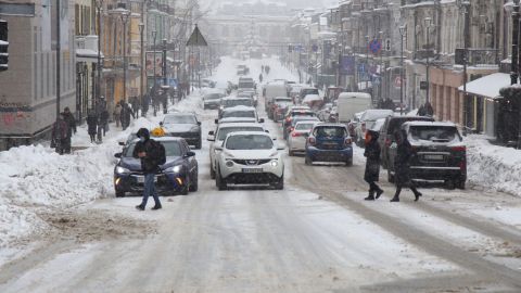 Тотальные пробки, ДТП и движение транспорта вне графика: ситуация на дорогах Киева
