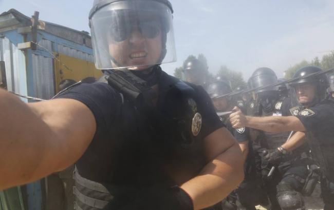 "Зарядил в глаза по полной": полицейский брызнул газом в лицо фотокорреспонденту