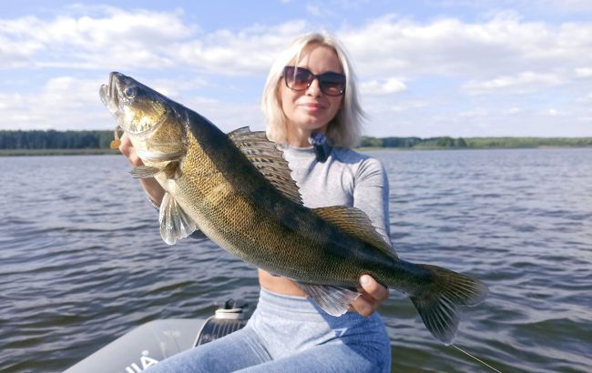 Жінка під Києвом за 10 хвилин упіймала три величезні риби та показала фото "трофеїв"
