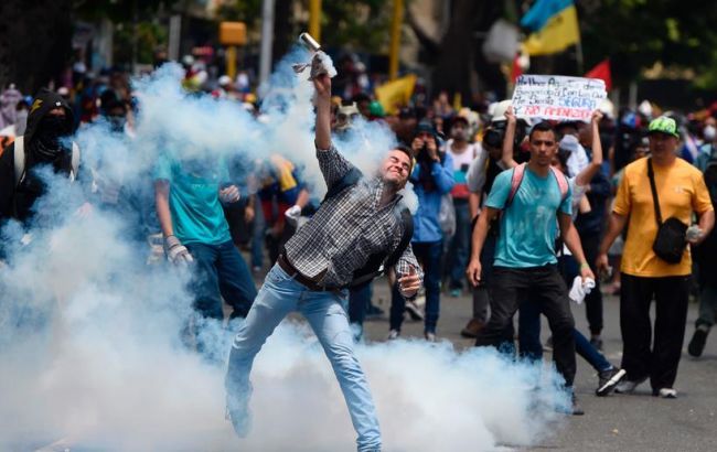 У Венесуелі продовжуються протести, опозиція заявляє про сотні постраждалих