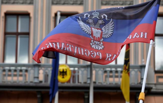 В Мариуполе на территории школы обнаружили флаг "ДНР"