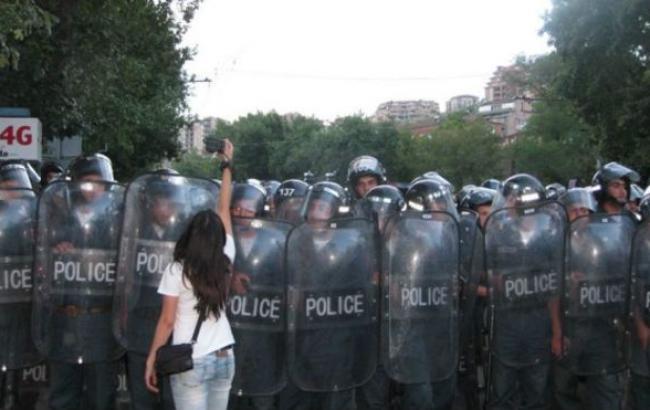 Протест в Ереване: полиция сообщила о холодном оружии у митингующих