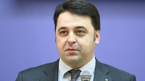 Зарплаты чиновников планируют поднять на 30%