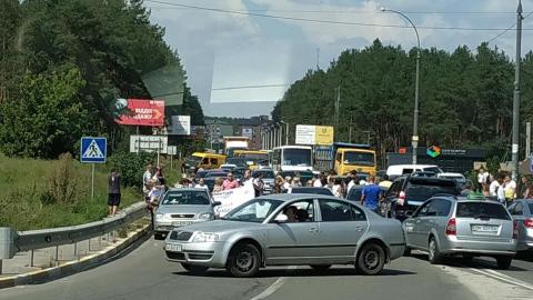 В Ирпене обманутые инвесторы перекрыли въезд в город