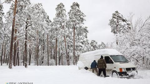 Непогода в Украине: синоптики предупреждают о гололедице на дорогах