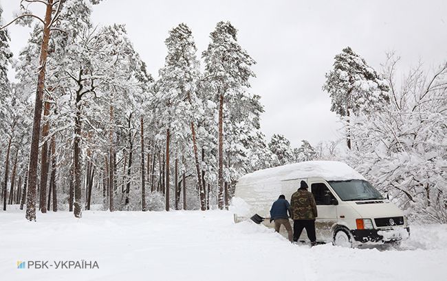 Негода в Україні: синоптики попереджають про ожеледицю на дорогах
