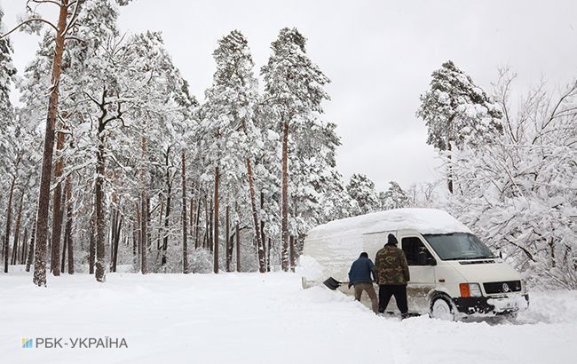 Погода на сьогодні: майже в усіх областях України сніг, температура до +3