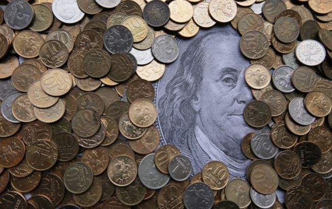 Биржевой курс доллара в РФ впервые за полгода превысил 65 рублей
