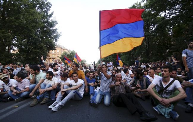 Учасники Майдану в Єревані відмовляються розблокувати рух