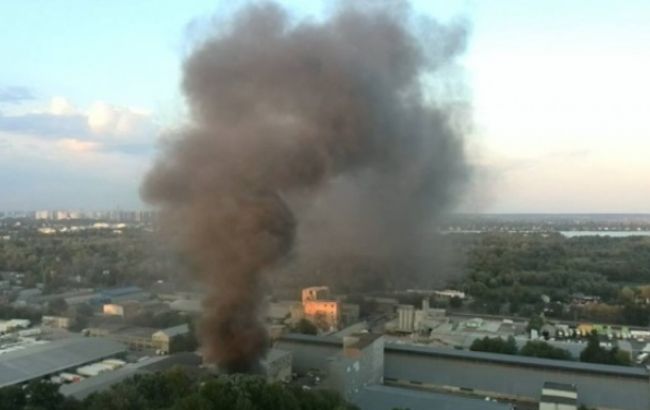 У Голосіївському районі Києва горять склади