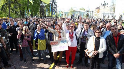 Під Радою проходить акція на підтримку "мовного закону"