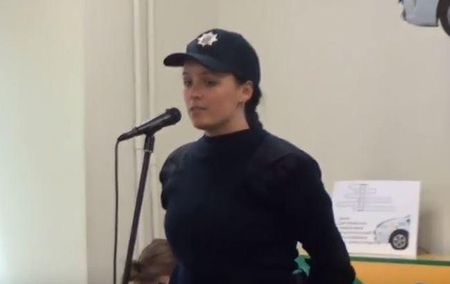 Дівчина-поліцейський у Львові виконала відому пісню Івасюка