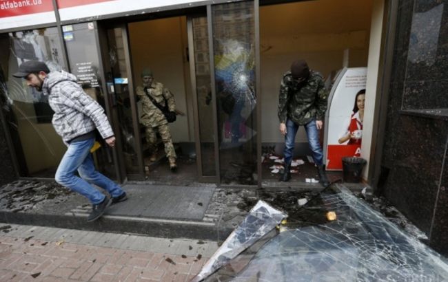 У справі про напад на банки та офіс в Києві на допит викликані 10 осіб