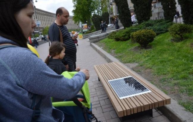 Мешают "перерождению душ": в Киеве требуют убрать лавочку на солнечных батареях