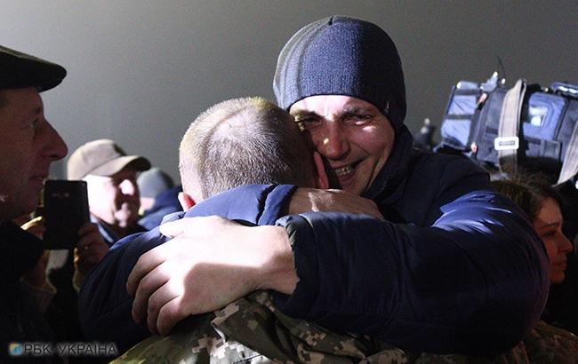 Трогательная встреча: в Луганской области встретили освобожденного из плена боевиков соотечественника