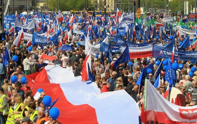 В Варшаве тысячи демонстрантов протестуют против правительства консерваторов