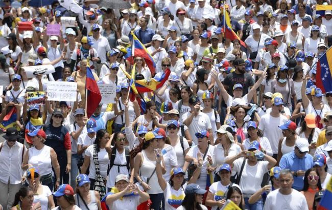 В Венесуэле тысячи женщин провели антиправительственный марш против репрессий