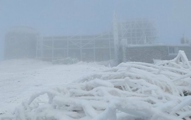 У Карпатах - сніг з туманом. Туристів попередили про небезпеку